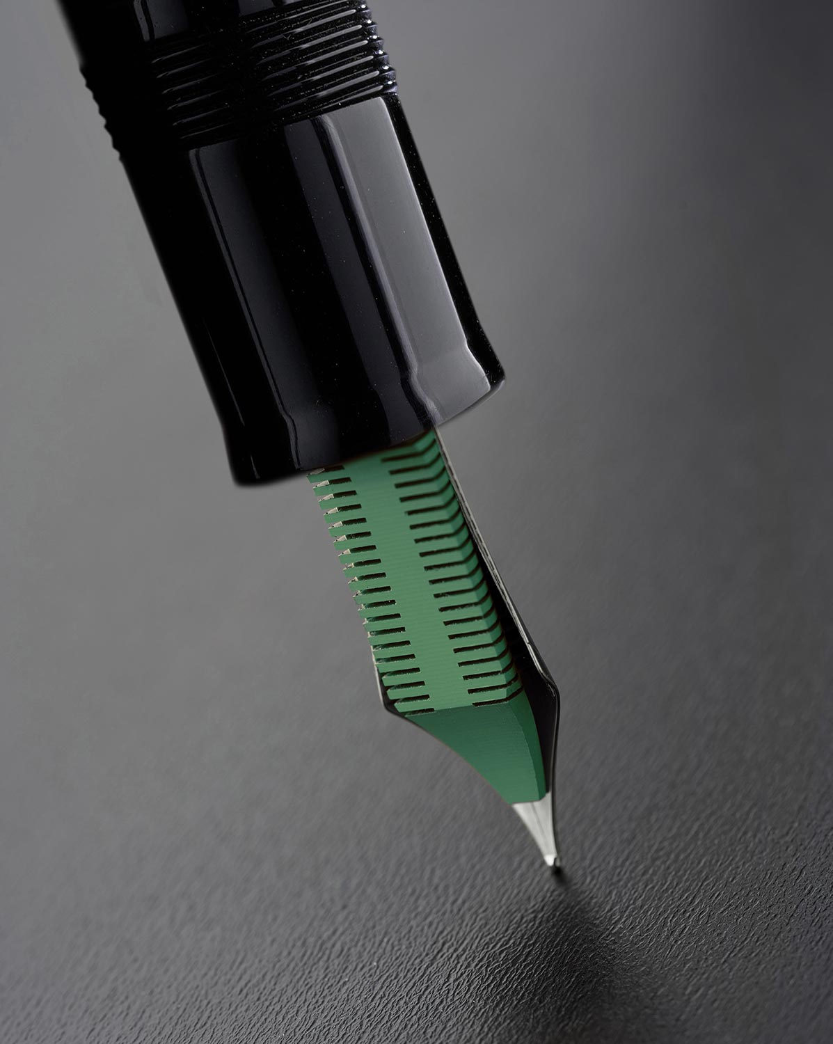 Delta Magnifica Green oversize fountain pen - Fontoplumo